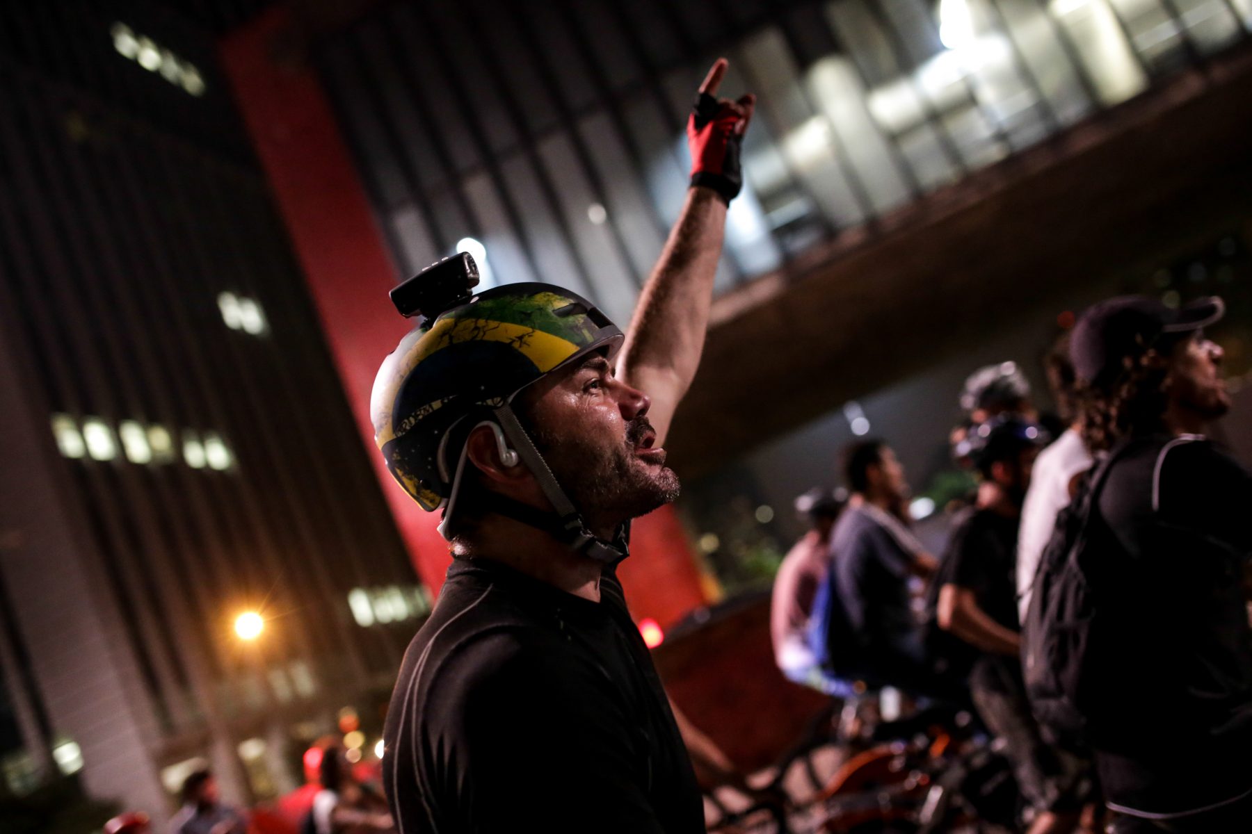 Foto de Tiago Mazza Chiaravalloti/NurPhoto/ AFP A cyclist shouts during a protest that gathered thousands of cyclists in favor of the construction of bike lanes on Paulista Avenue in Sao Paulo, Brazil on Friday, March 27, 2015. The protest, which won support from by cyclists from various cities in the world, is in response to the attempt of a citys attorney to stop the implementation of bike lanes by the mayor of Sao Paulo. (Photo by Tiago Mazza Chiaravalloti/NurPhoto)