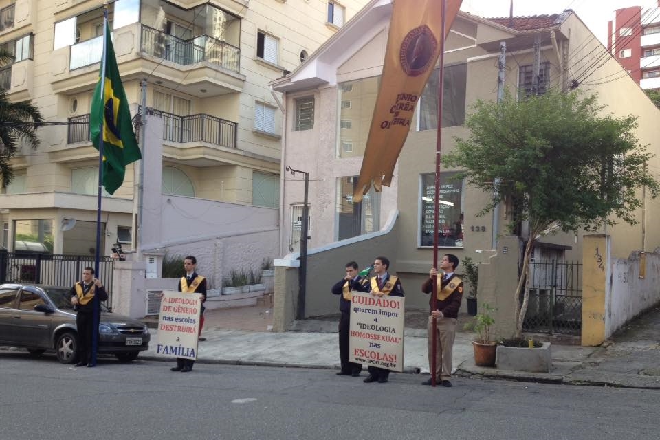Foto Revista Cult Em frente ao Sesc Vila Mariana, os cinco manifestantes que, em 2015, protestaram contra a palestra sobre "ideologia de gênero" . Foto Revista Cult