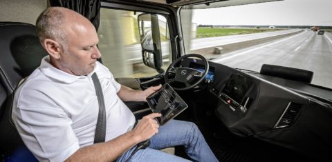Empresas tradicionais do ramo como Mercedes, Volvo e DAF estão desenvolvendo sistemas autônomos para seus produtos. Foto Divulgação/Mercedes Benz