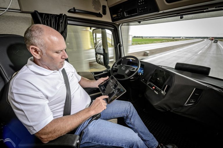 Empresas tradicionais do ramo como Mercedes, Volvo e DAF estão desenvolvendo sistemas autônomos para seus produtos. Foto Divulgação/Mercedes Benz