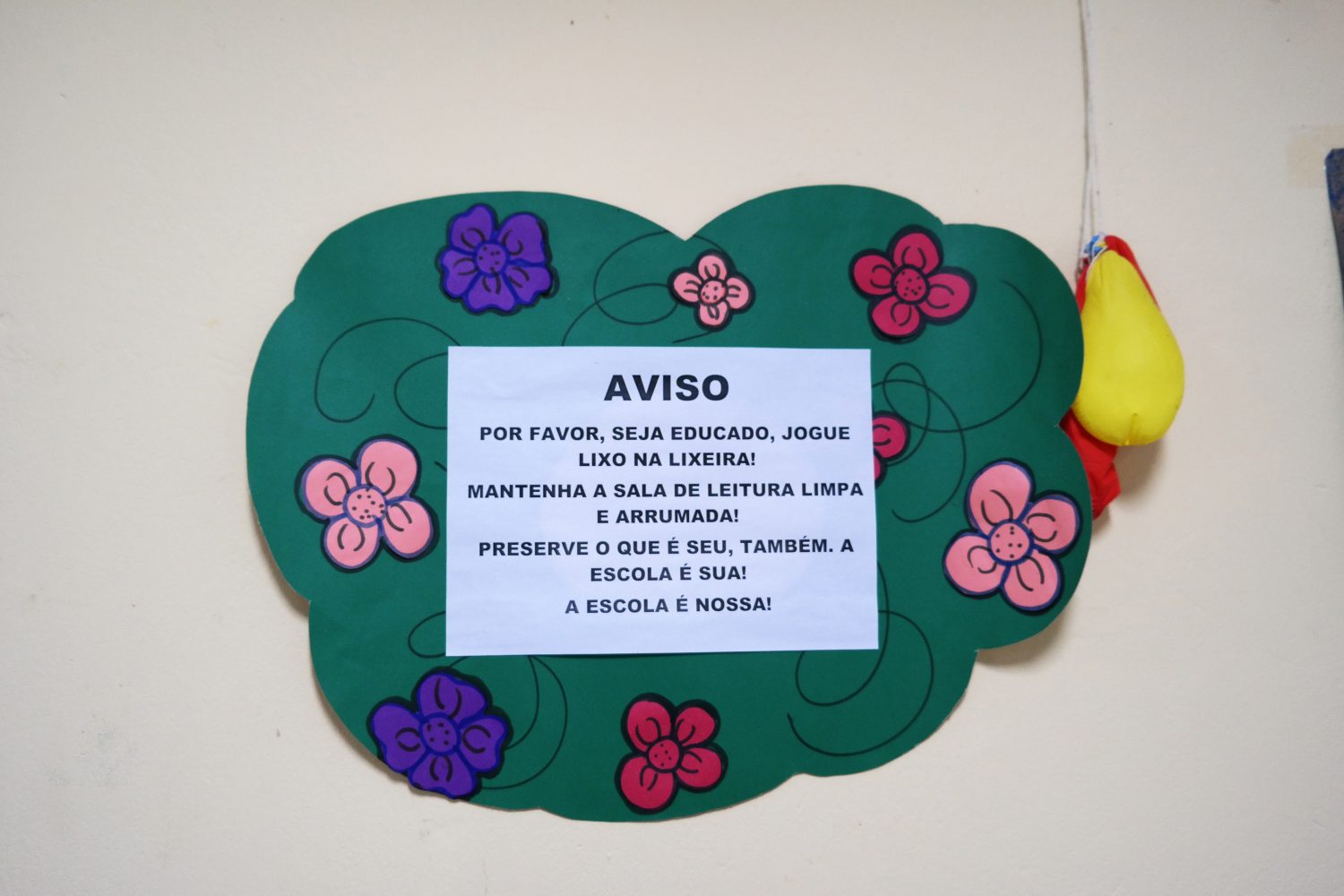 Aviso fixado na biblioteca da Escola Estadual de Ensino Fundamental e Médio Nossa Senhora Guadalupe, no bairro do Tapanã, em Belém (Foto Catarina Barbosa)