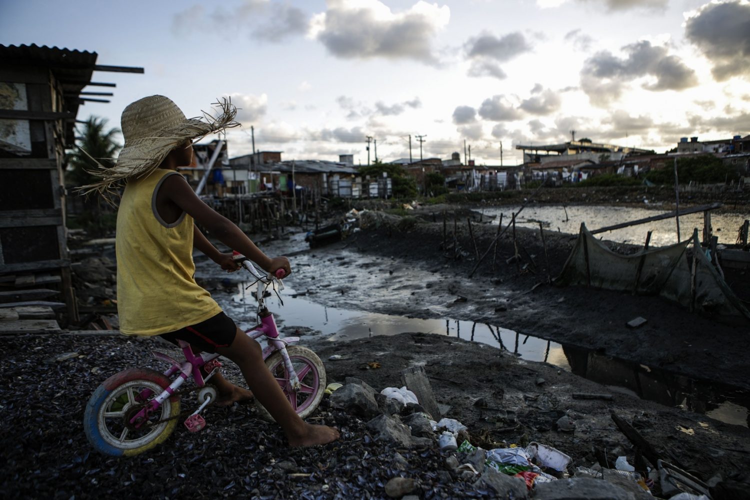 Foto Diego Herculano/NurPhoto Criança brinca no meio do lixo na favela do Coque, em Recife. Desigualdade no Brasil voltou a subir. Foto Diego Herculano/NurPhoto