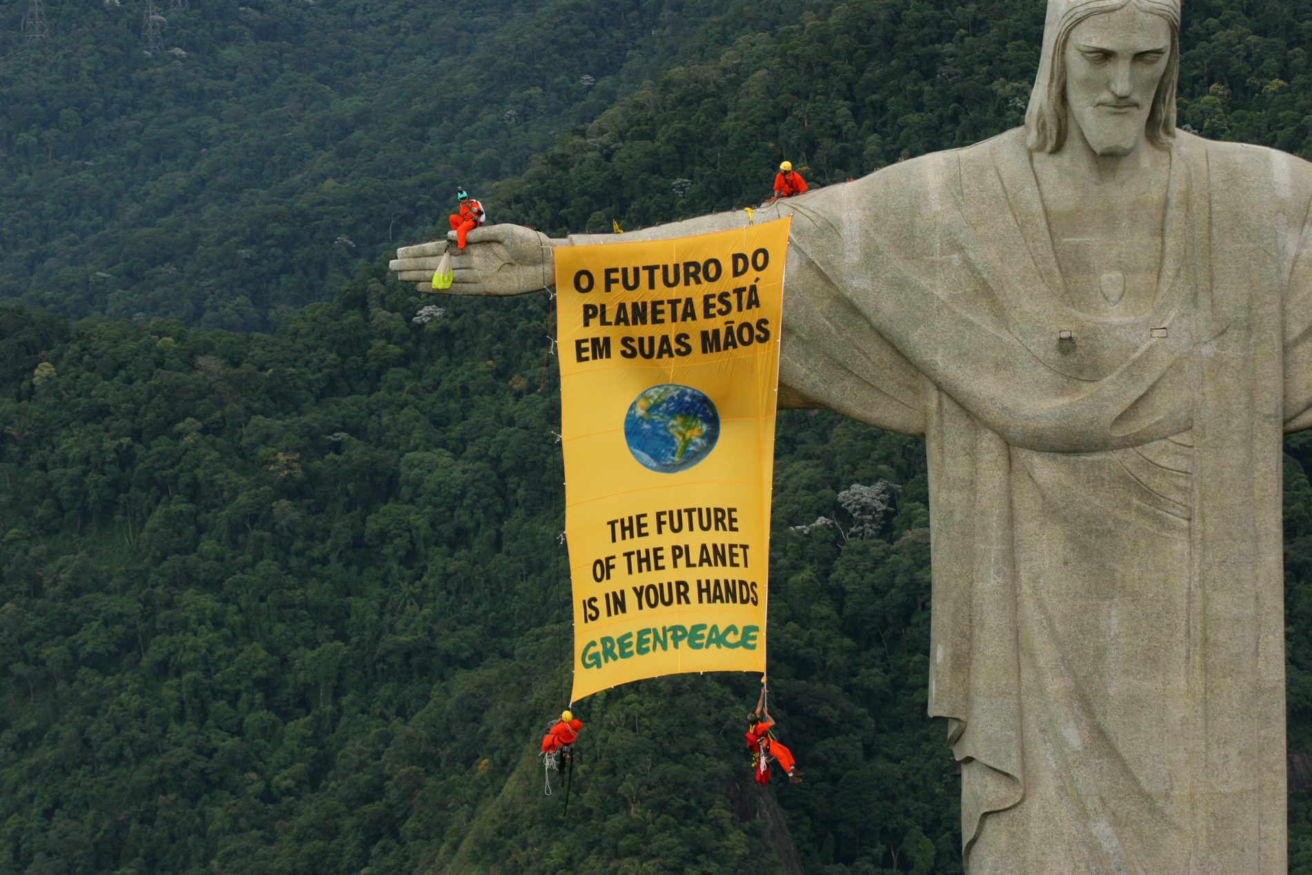 Foto de Daniel Beltrá/ Greenpeace Brasil Banner no Cristo Redentor. Foto de Daniel Beltrá/ Greenpeace