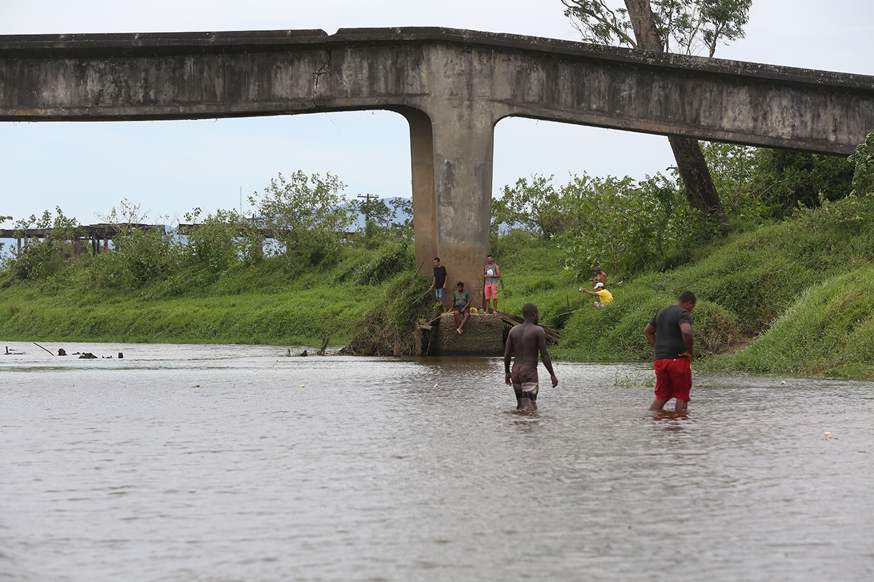 Foto Custódio Coimbra O nivel do Rio Guapi-Macacú, no local onde é feita a captação da água, muito abaixo dos volumes normais. Foto Custódio Coimbra