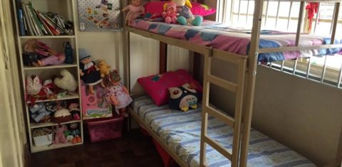 Quarto na ONG Marly Cury. Foto de Divulgacao