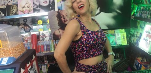 Os turistas curtem e disparam cliques naquela aparição surreal: uma deusa do cinema que tenta vender jornal em Ipanema. Foto Joaquim Ferrreira dos Santos
