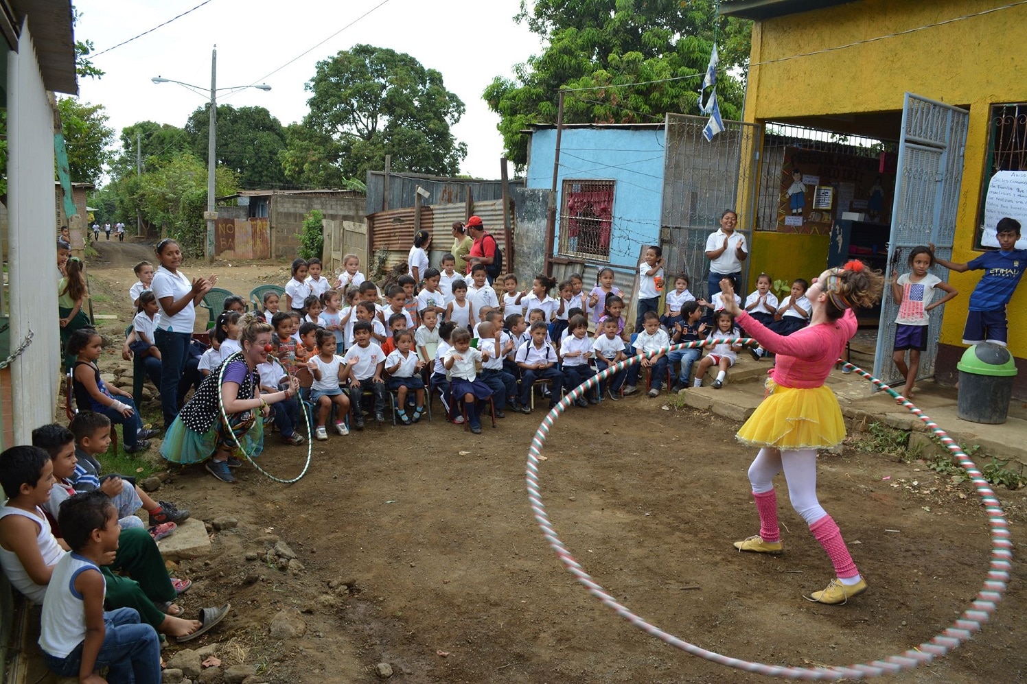 Foto Geoff Marsh A brasileira Aline Moreno com o seu bambolê gigante numa das ruas de barro da Nicarágua. Foto Geoff Marsh