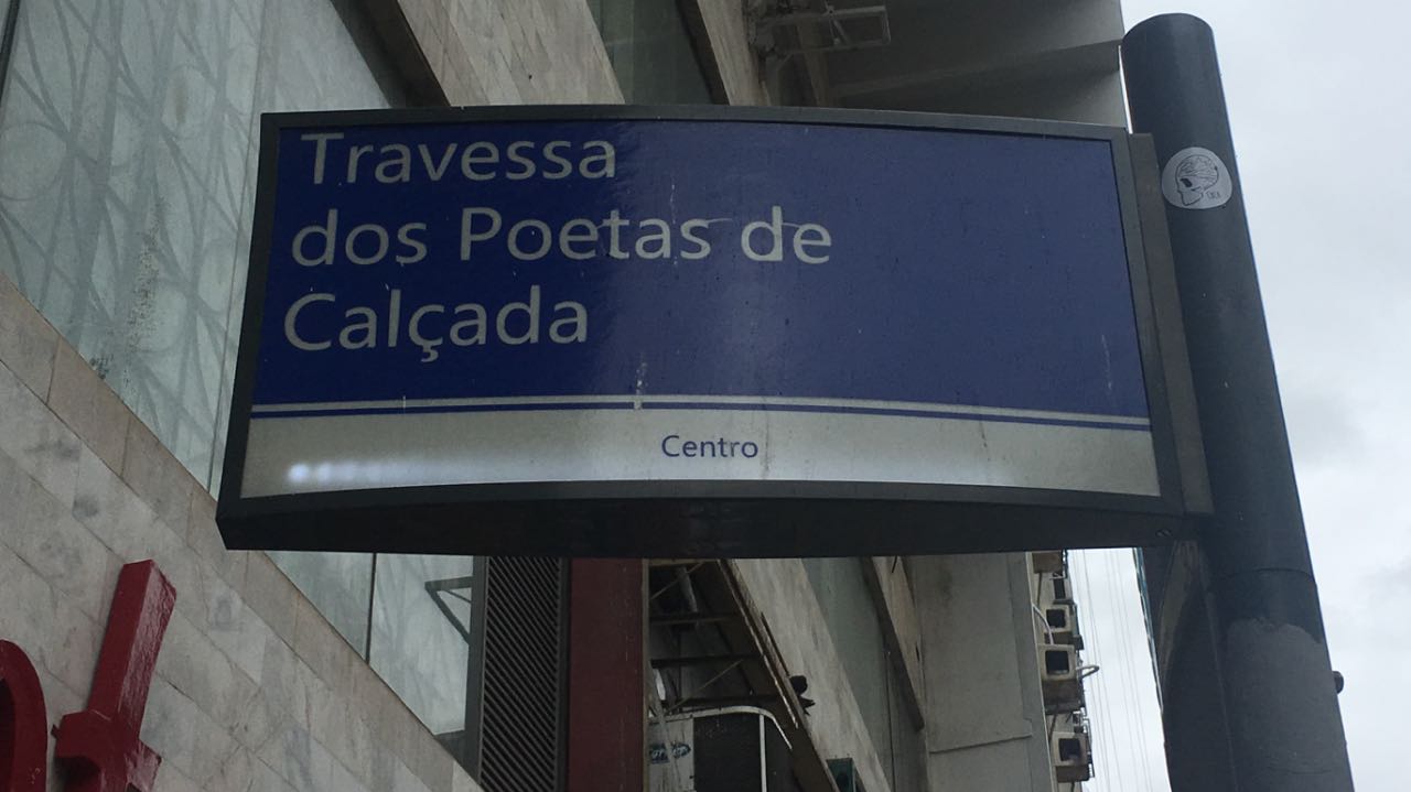 Foto Joaquim Ferreira dos Santos A placa, que nas outras ruas costuma resumir a biografia do homenageado, na travessa silencia. Foto Joaquim Ferreira dos Santos
