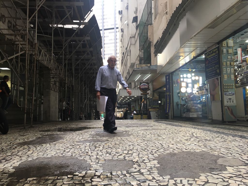 Foto Joaquim Ferreira dos Santos O que se vê é só buraco por todo lado, o que se sente é só o cheiro de gordura das lanchonetes. Foto Joaquim Ferreira dos Santos