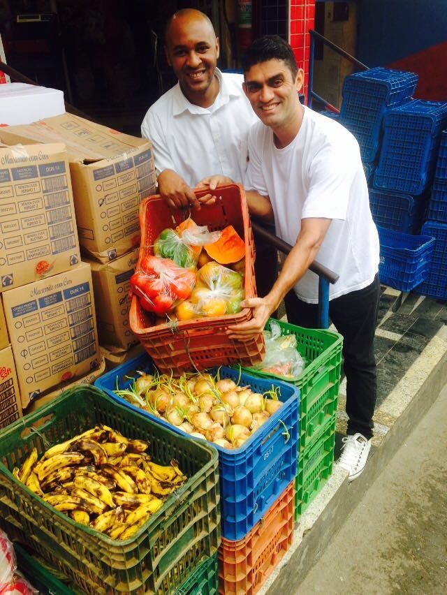 Foto Divulgação Fábio recebe as sobras que chegam do supermercado da comunidade. Foto Divulgação