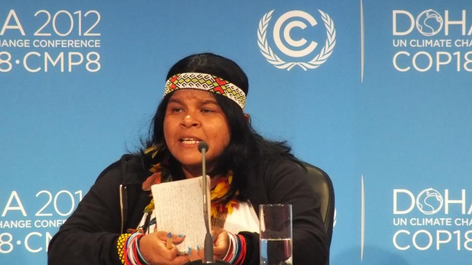 Sonia Guajajara, da Articulação dos Povos Indígenas, faz um pronunciamento na COP-18, em Doha, no Quatar. Foto Cimi