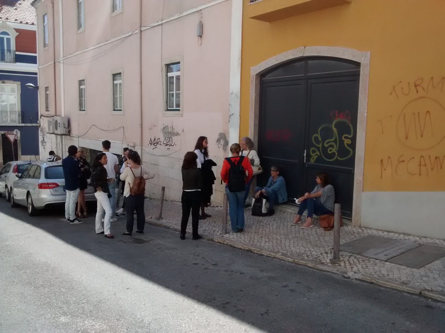 Fila para tentar alugar um apartamento em Lisboa (Foto Lauro Neto)