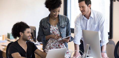 Os Millennials estão mais interessados em experimentar e em trabalhar em ambientes menos burocráticos e hierárquicos. Foto Eric Audras / AltoPress / PhotoAlto