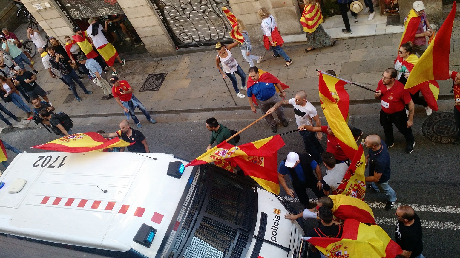 Manifestantes ultranacionalistas invadem loja do Barcelona e dão com paus de bandeira no carro da polícia catalã. Foto Marcelo Kischinhevsky