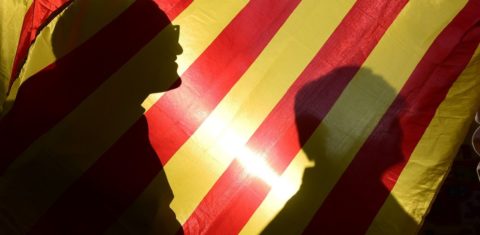 A sombra dos manifestantes na bandeira da conturbada Catalunha. Foto Pierre-Philippe Marcou/AFP
