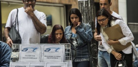 Desempregados olham ofertas de emprego em Sao Paulo. Foto de Nelson Almeida/ AFP