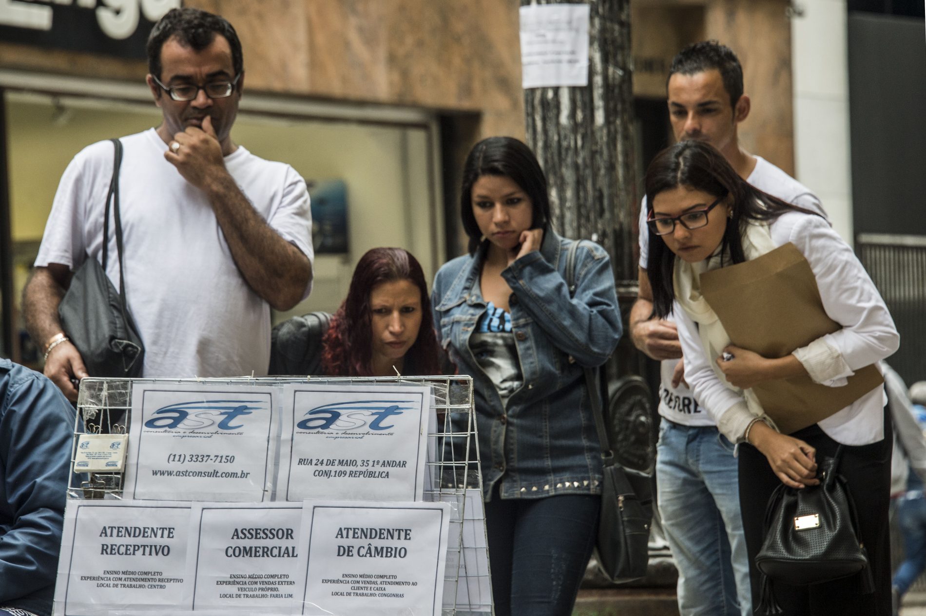 Foto de Nelson Almeida Desempregados olham ofertas de emprego em Sao Paulo. Foto de Nelson Almeida/ AFP