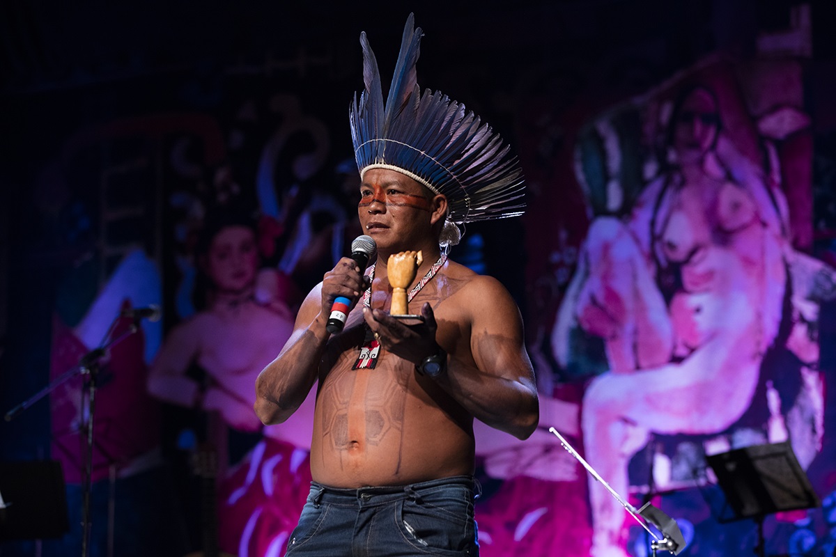 Foto Marizilda Cruppe O cacique Dadá Borari foi o último premiado da noite, fez parte do agradecimento na sua língua, o "nheengatu", cantou e dançou. Foto Marizilda Cruppe