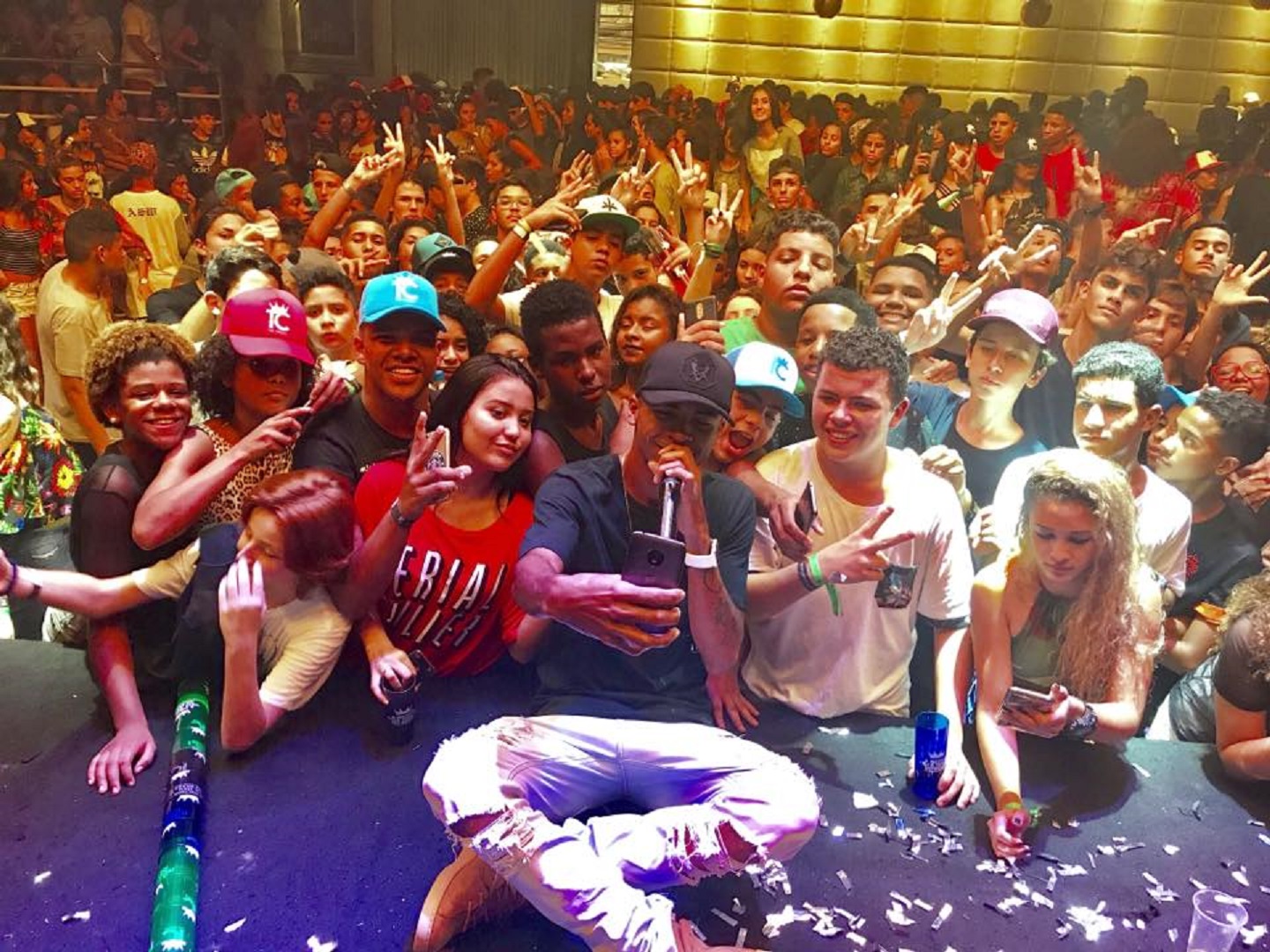 Foto Divulgação O DJ Rennan da Penha faz uma selfie com alguns dos seus milhares de seguidores. Foto Divulgação
