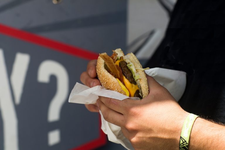 O mais curioso no fast food não é a comida ou os funcionários. É o cliente. Foto Sigrid Gombert / Cultura Creative