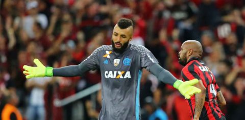 O goleiro Alex Muralha, do Flamengo, se desculpa por um dos muitos gols que tem levado ultimamente. Foto Heuler Andrey/AFP