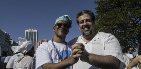 O pastor José Barbosa Júnior com o Babá Adailton, do Ilê Omiajuarô, na Caminhada pela Liberdade Religiosa. Foto André Teixeira