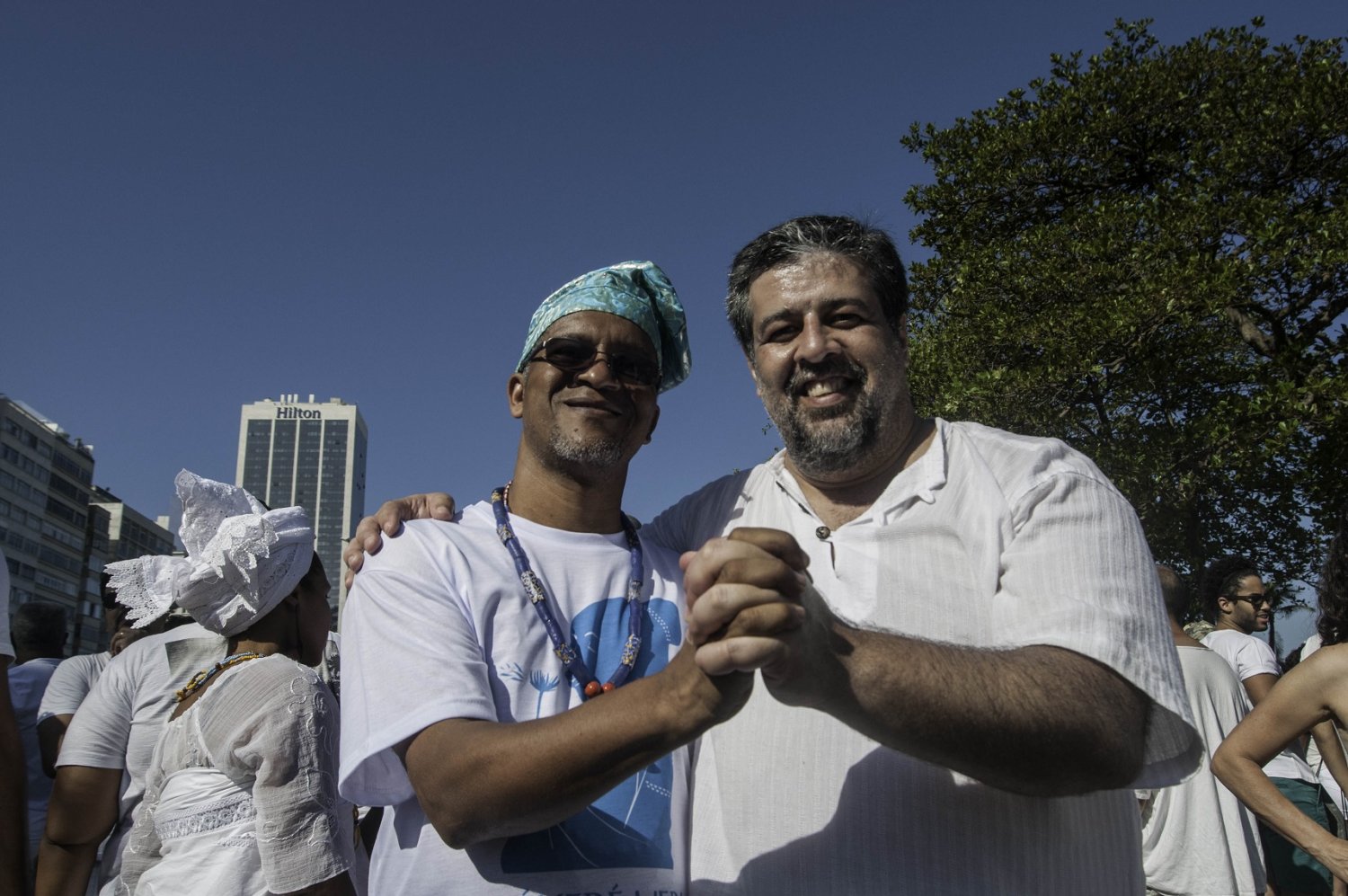 Foto André Teixeira O pastor José Barbosa Júnior com o Babá Adailton, do Ilê Omiajuarô, na Caminhada pela Liberdade Religiosa. Foto André Teixeira