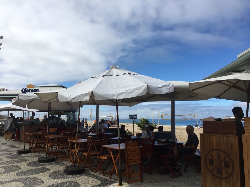 Foto Joaquim Ferreira dos Santos Quiosque no Leblon: um muro de mesas, cadeiras e ombrelones esconde a praia. Foto Joaquim Ferreira dos Santos