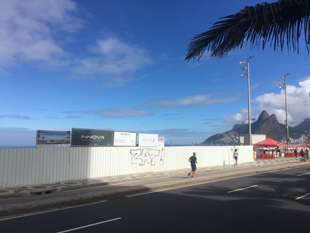 Foto Joaquim Ferreira dos Santos Vem aí o maior de todos os quiosques, no Arpoador: mais um obstáculo à visão que o carioca já teve do mar. Foto Joaquim Ferreira dos Santos