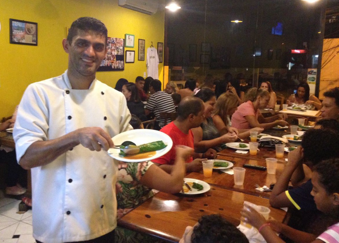 Foto: Divulgação O chef Fábio Pimenta, do Projeto Refazendo, no Vidigal, exibe, orgulhoso, o seu jantar. Foto: Divulgação