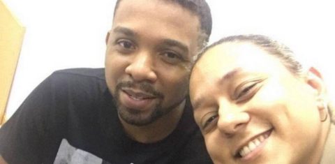 O inexplicável sorriso que une a policial e o bandido. Foto Reprodução