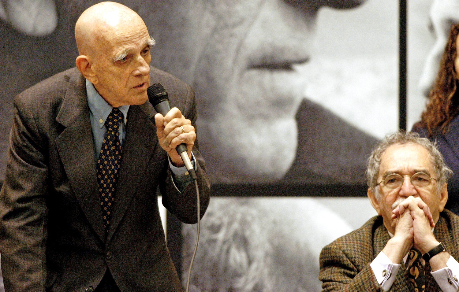 Rubem Fonseca e Gabriel Garcia Marquez durante uma entrevista coletiva no México. Foto Hector Guerrero