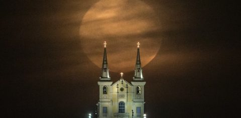 A lua brilhando sobre a tradicional Igreja da Penha, um dos símbolos do subúrbio carioca. Foto Yoshuyoshi Chiba/AFP