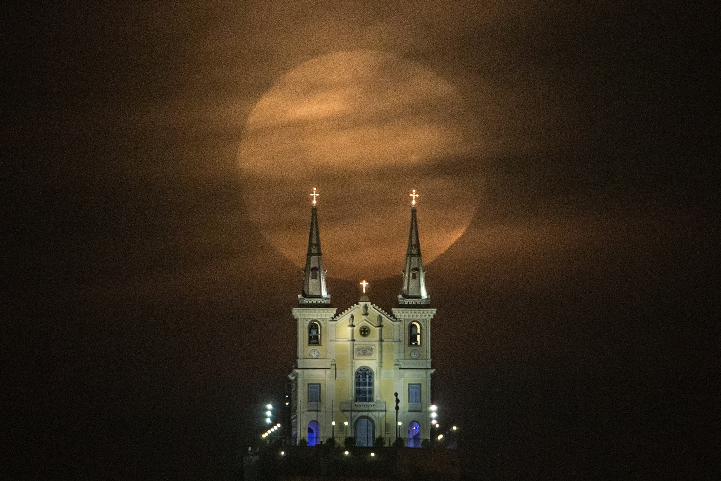 Foto Yosuyoshi Chiba/AFP A lua brilhando sobre a tradicional Igreja da Penha, um dos símbolos do subúrbio carioca. Foto Yoshuyoshi Chiba/AFP