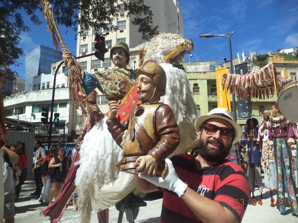 Com a imagem de São Jorge, seu santo de devoção. Foto Divulgação