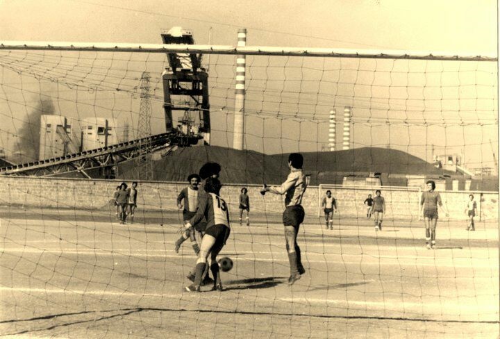 A inocente partida de futebol com a montanha de resíduos industriais ao fundo. Foto Arquivo Pessoal