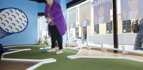 A primeira-ministra da Noruega, Erna Solberg , tenta acertar o buraco numa partida de minigolfe em Oslo. Foto Cornelius Poppe / NTB
