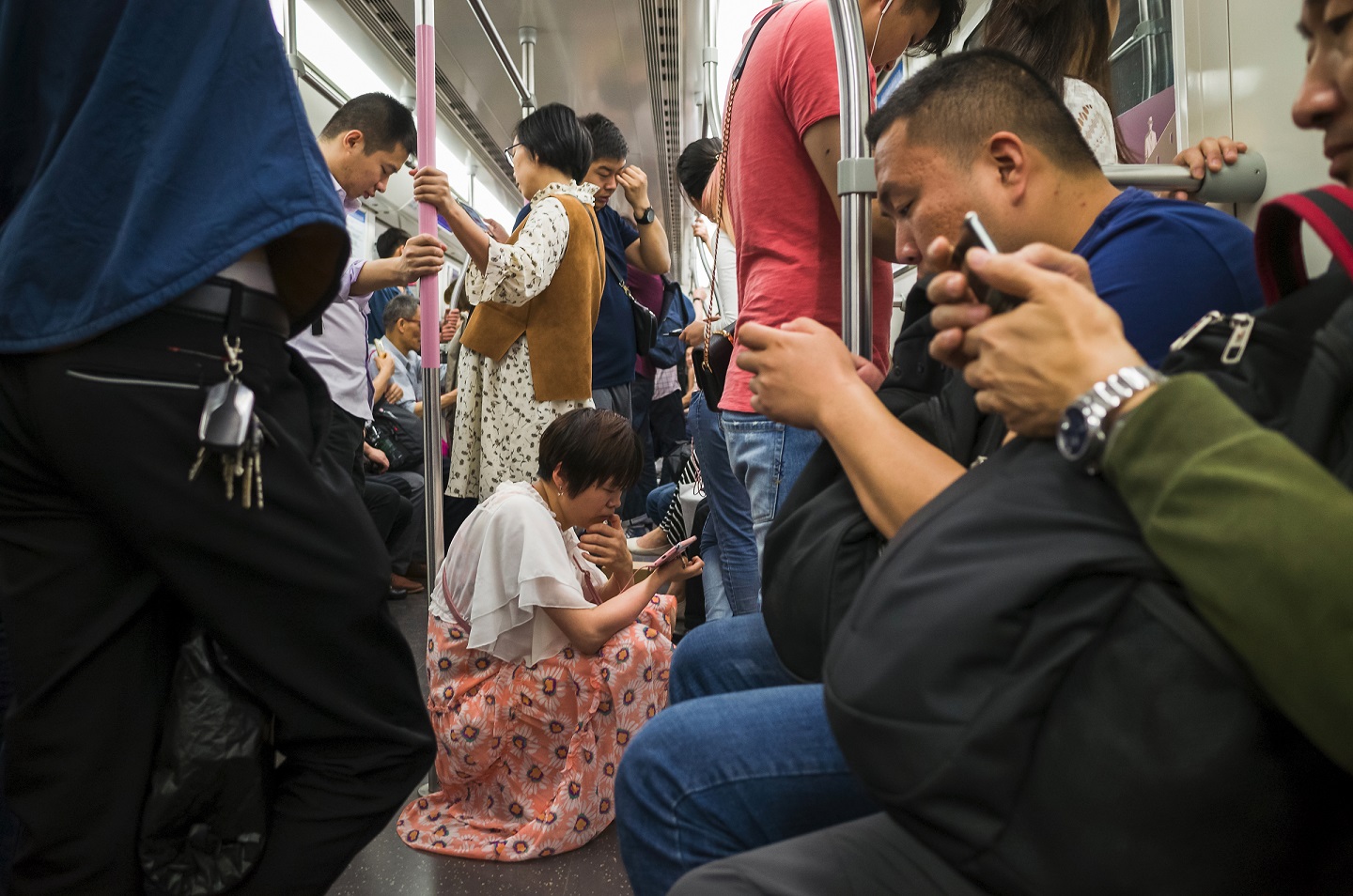 Foto An Weijun / Imaginechina Chineses no metrô de Pequim com os seus smartphones. Foto An Weijun / Imaginechina