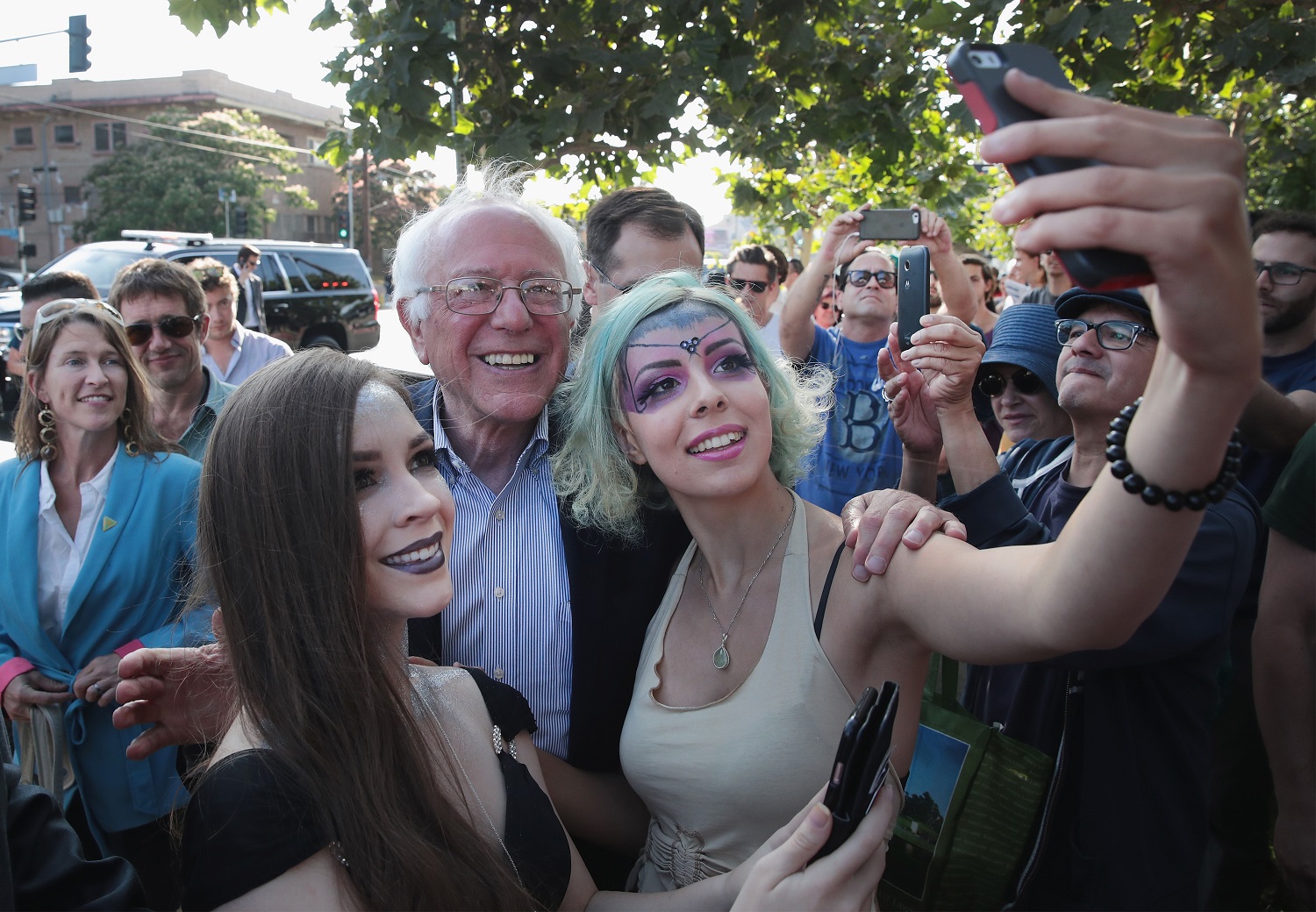 Foto Scott Olson/Getty Images/AFP O democrata Bernie Sanders em um dos muitos selfies que fez na campanha de 2016. Foto Scott Olson/Getty Images/AFP