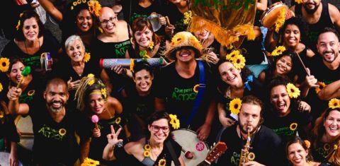O pessoal do bloco "Que pena, amor", criado em homenagem à banda Raça Negra. Foto Leo Nakamura