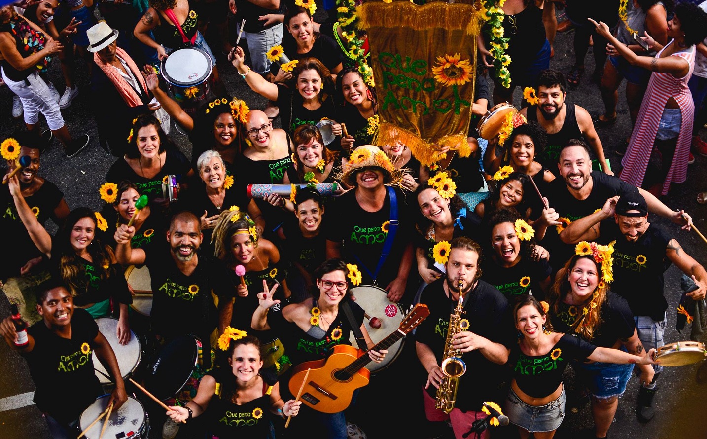 Foto Leo Nakamura O pessoal do bloco "Que pena, amor", criado em homenagem à banda Raça Negra. Foto Leo Nakamura
