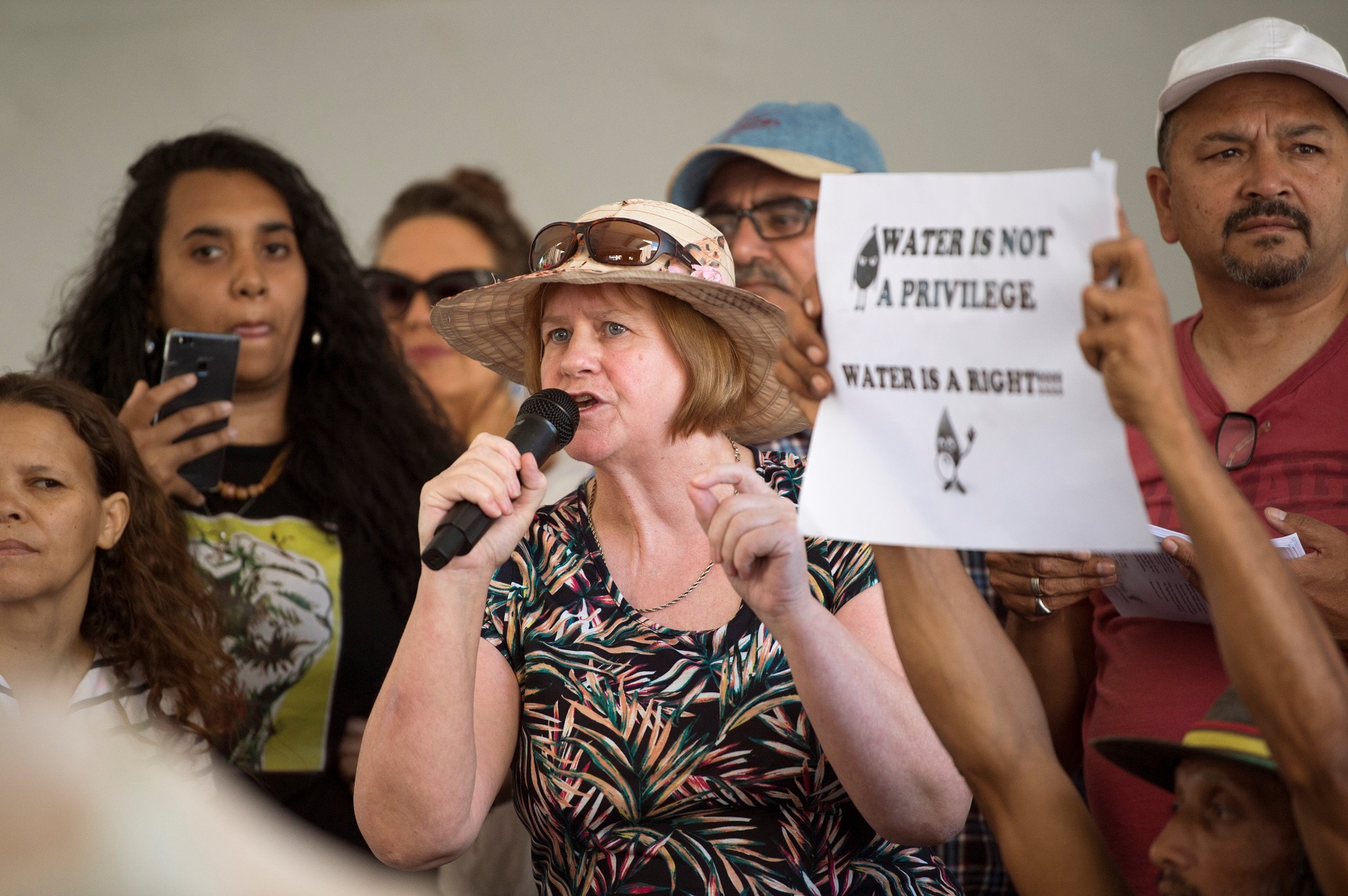 Foto Rodger Bosch/AFP Uma ativista discursa durante um protesto contra a falta d`água na Cidade do Cabo. Foto Rodger Bosch/AFP
