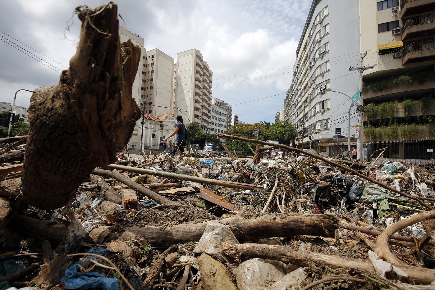 Foto Marcos de Paula /Agência O Globo Lixo retirado do Rio Maracanã, na esquina da Avenida Maracanã com a Rua Uruguai, na Tijuca. Foto Marcos de Paula /Agência O Globo