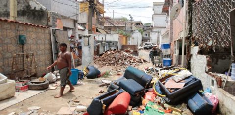 O lixo deixado pelo temporal que destruiu três vilas em Cascadura. Foto Brenno Carvalho /Agência O Globo.