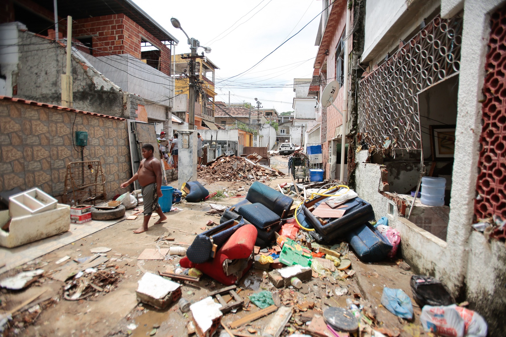 Foto Brenno Carvalho /Agência O Globo O lixo deixado pelo temporal que destruiu três vilas em Cascadura. Foto Brenno Carvalho /Agência O Globo.