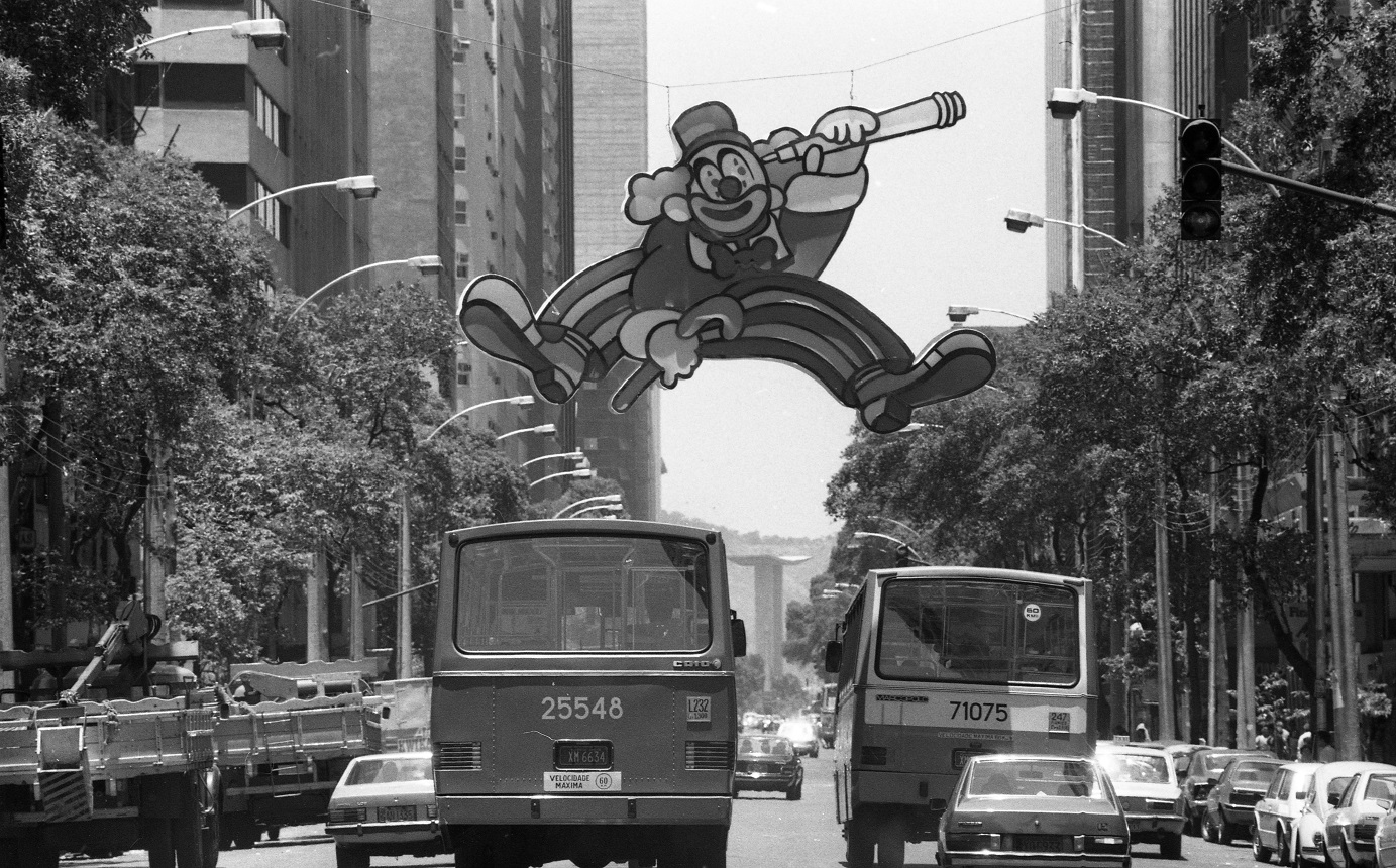 Foto Otavio Magalhães / Agência O Globo Decoração de palhaço na Avenida Rio Branco, em 1986. Foto Otavio Magalhães / Agência O Globo