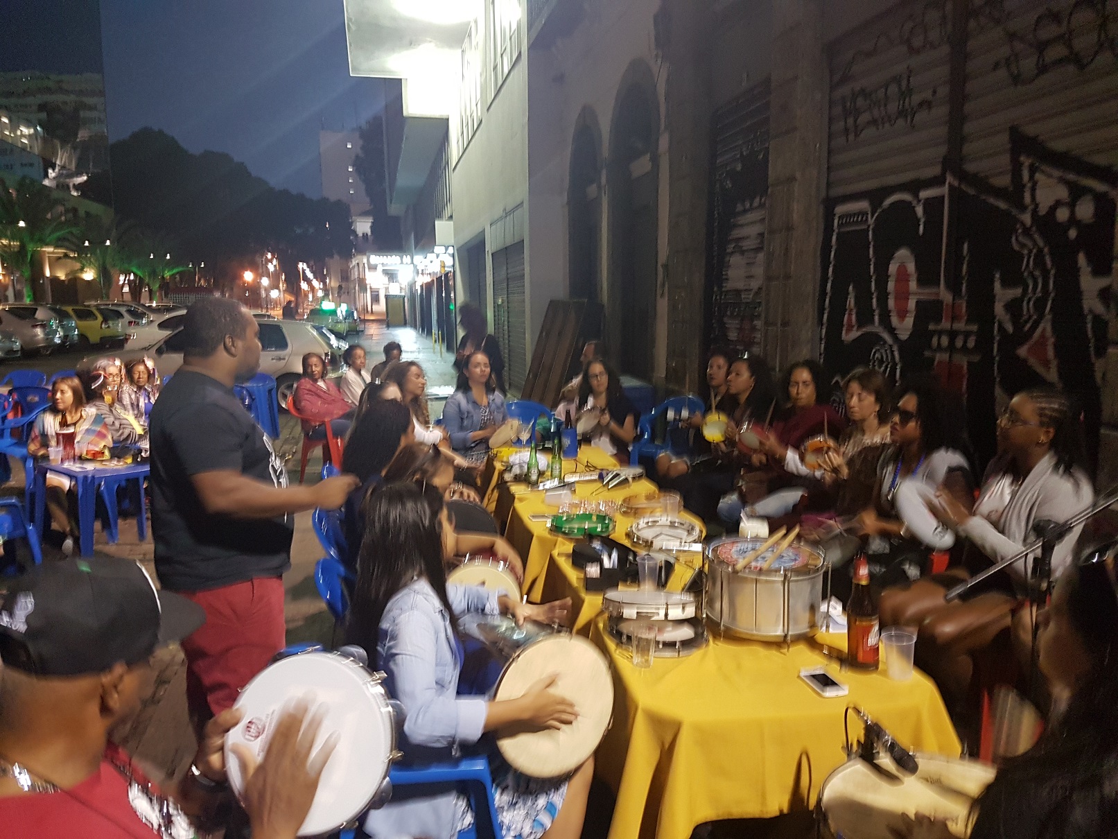 A tradicional roda de samba na rua do Ouvidor. Foto Oscar Valporto
