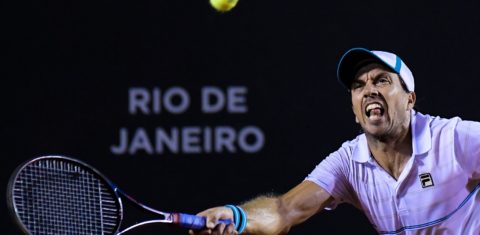 O argentino Carlos Berlocq durante a partida contra o croata Marin Cilic no Rio Open 2018. Foto Thiago Ribeiro/AGIF