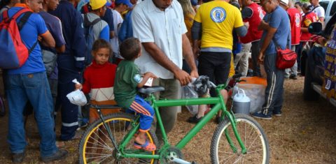 Luiz Mota, 33 anos, garantiu um litro de leite e pães para os dois filhos. Ele carrega as crianças numa bicicleta emprestada. Foto Charles Wellington