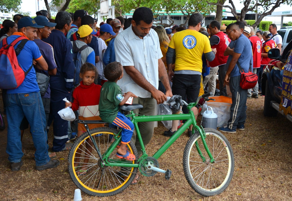 Foto Charles Wellington Luiz Mota, 33 anos, garantiu um litro de leite e pães para os dois filhos. Ele carrega as crianças numa bicicleta emprestada. Foto Charles Wellington